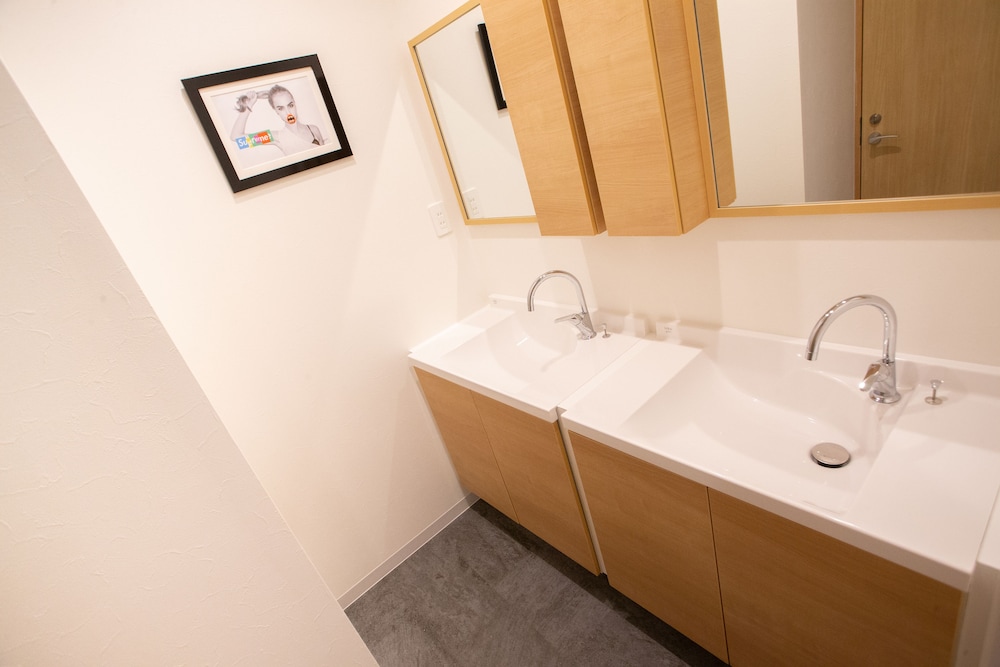 Bathroom sink