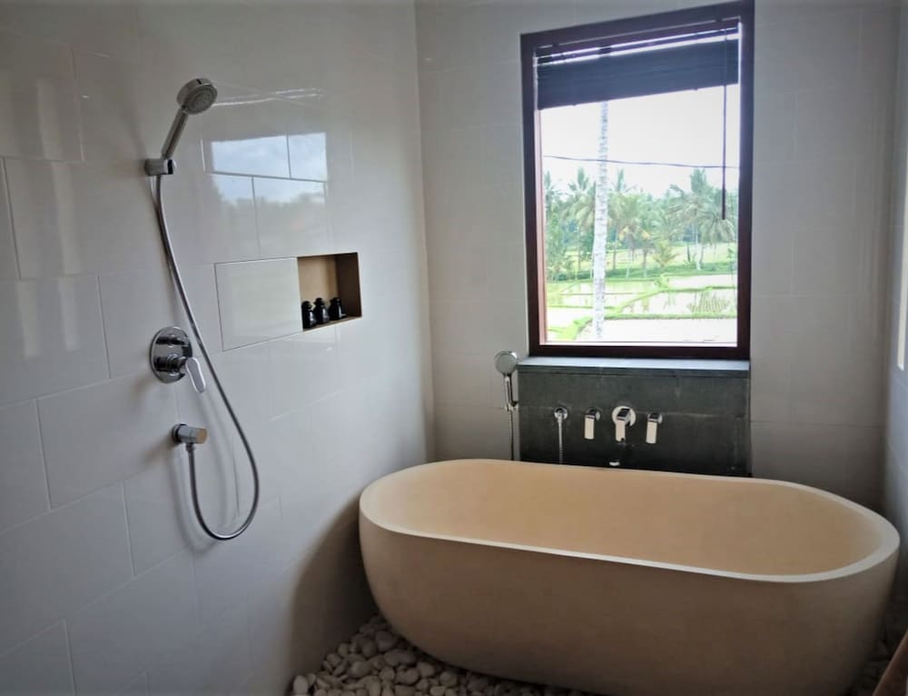 Deep soaking bathtub