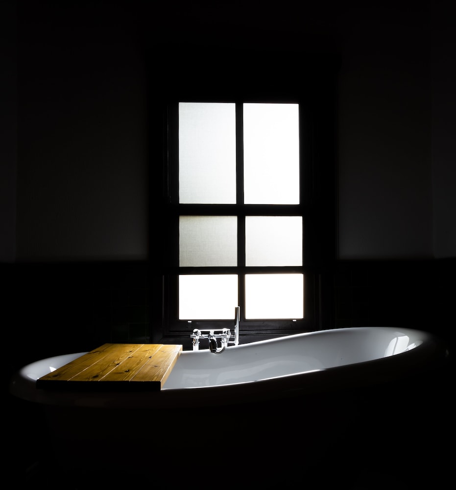 Deep soaking bathtub