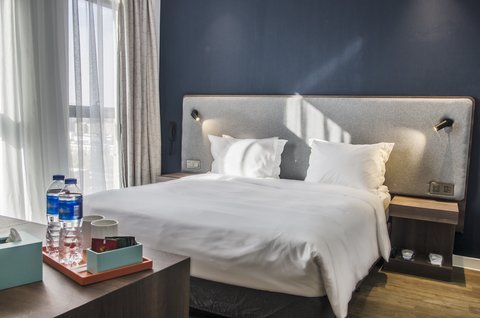 Holiday Inn Express Nanjing Dongshan King Feature Room bed area