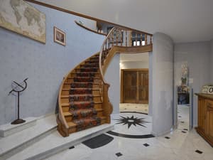 thumbnail: Interior entrance