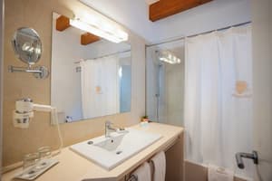 thumbnail: Interior entrance