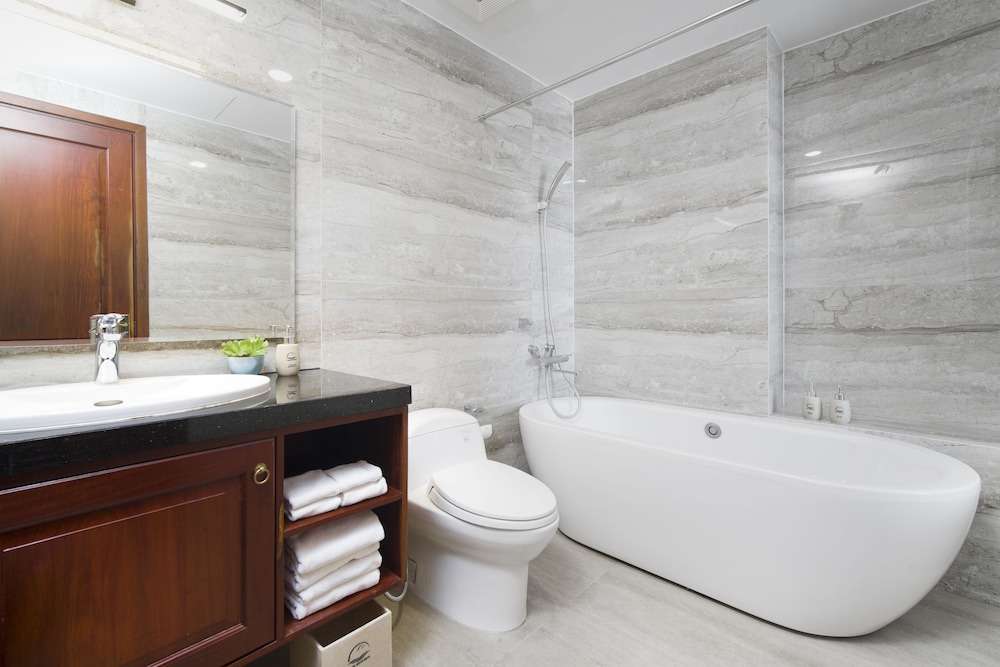 Deep soaking bathtub