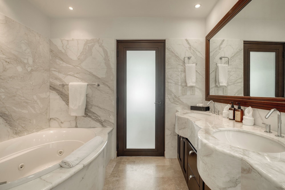 Deep soaking bathtub