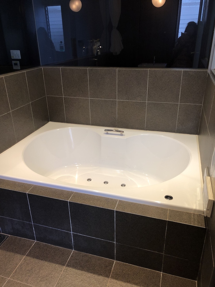 Jetted tub