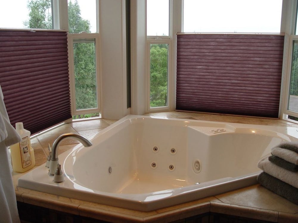 Jetted tub