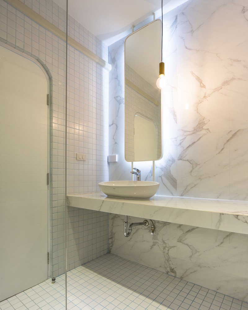 Bathroom sink
