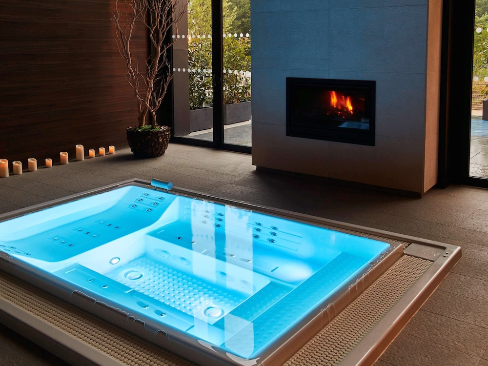 Indoor spa tub