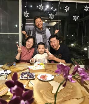 thumbnail: Family dining