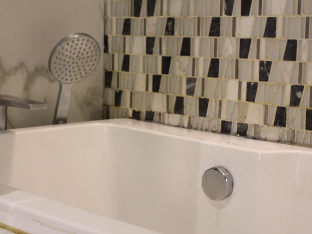 Portable bathtub seat