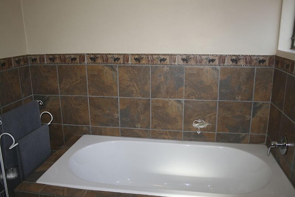 Deep soaking bathtub