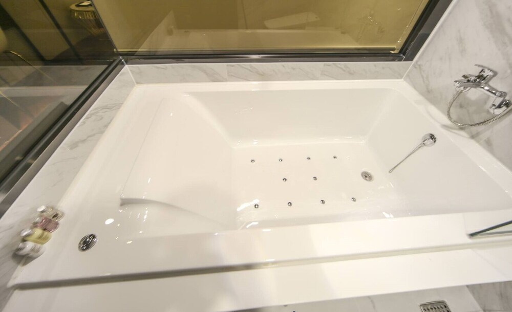 Deep soaking bathtub