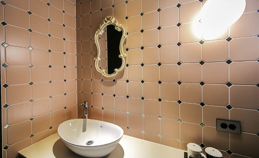 Bathroom sink