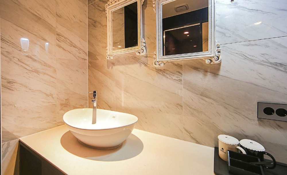 Bathroom sink