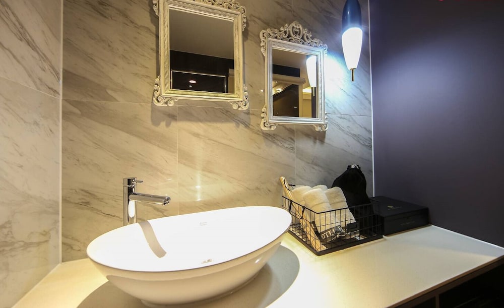 Bathroom sink