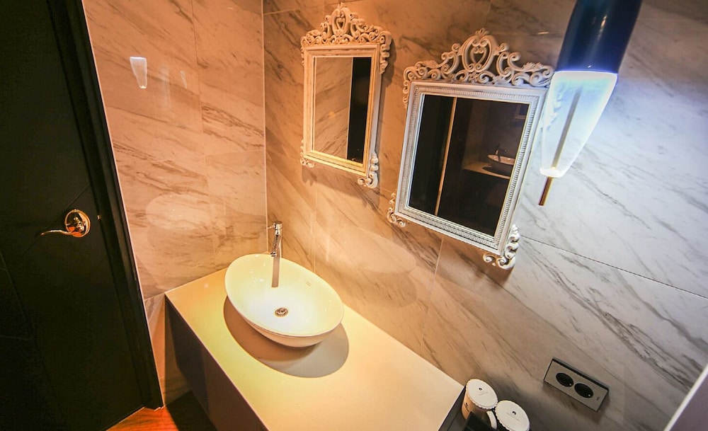 Bathroom sink