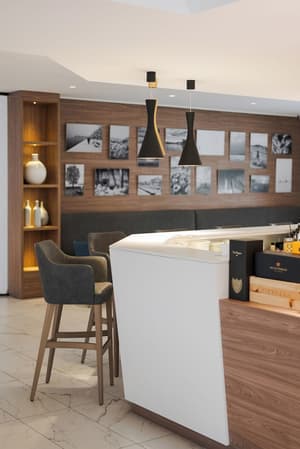 thumbnail: Bar (on property)