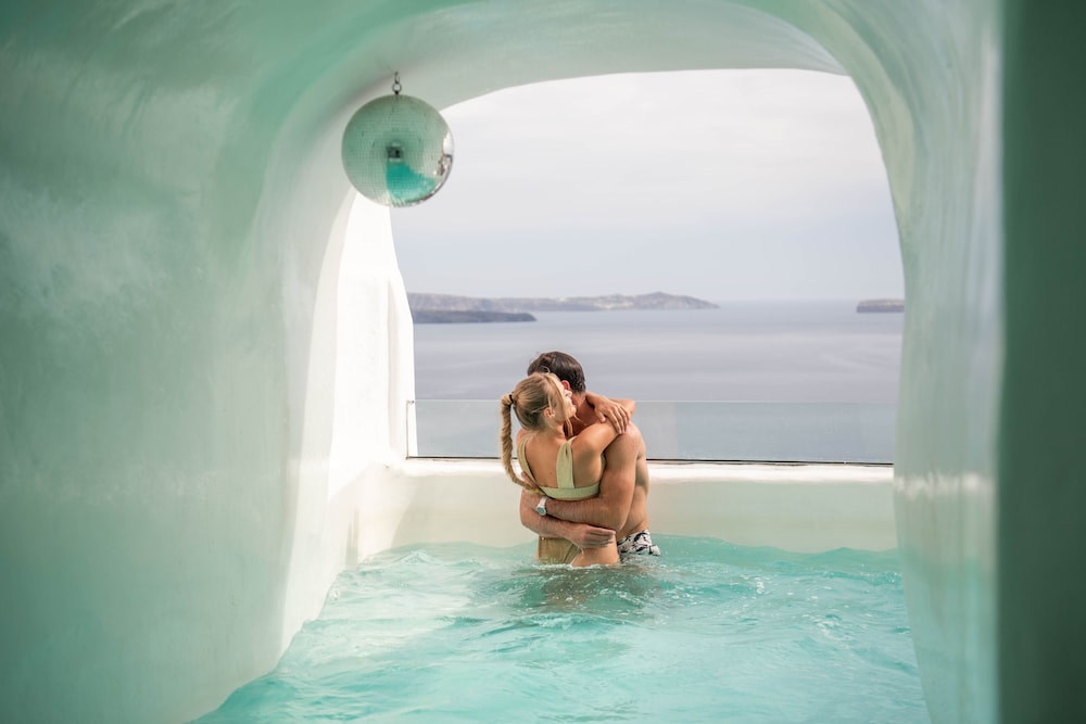 Indoor/outdoor pool