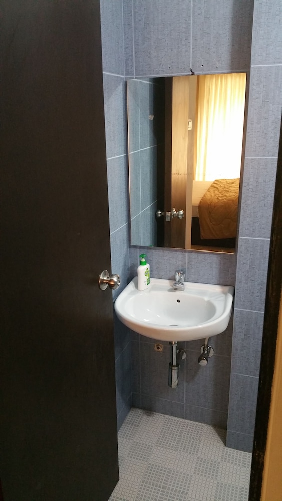 Bathroom sink