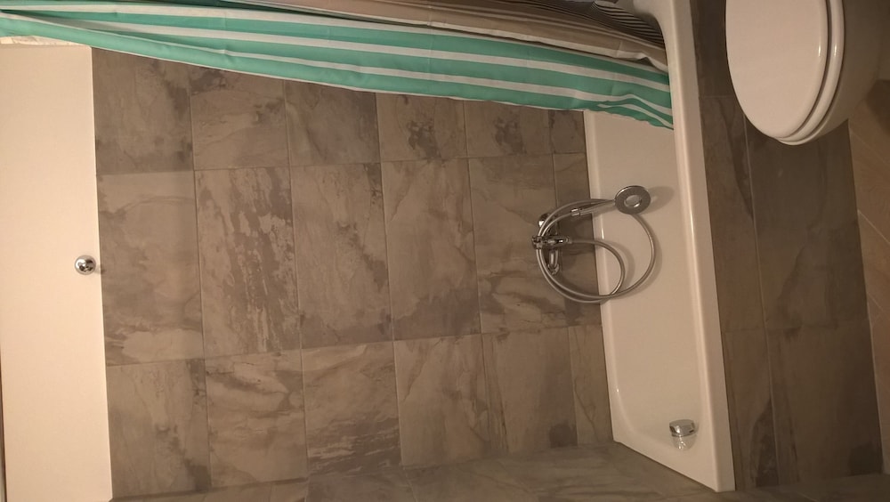 Deep soaking bathtub