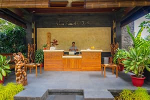 thumbnail: Lobby sitting area