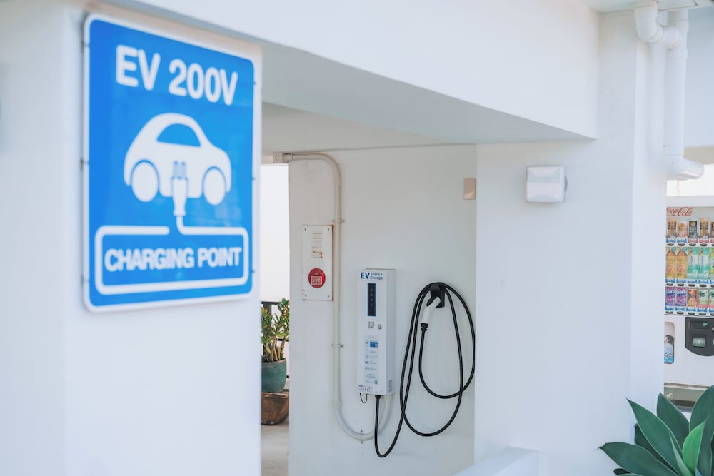 Electric vehicle charging station