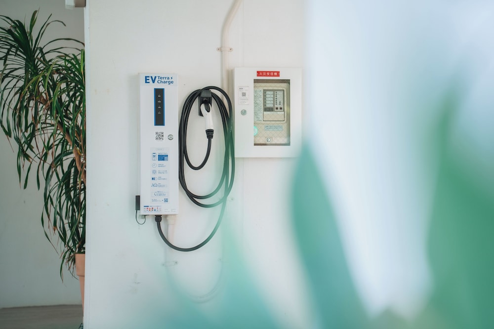 Electric vehicle charging station