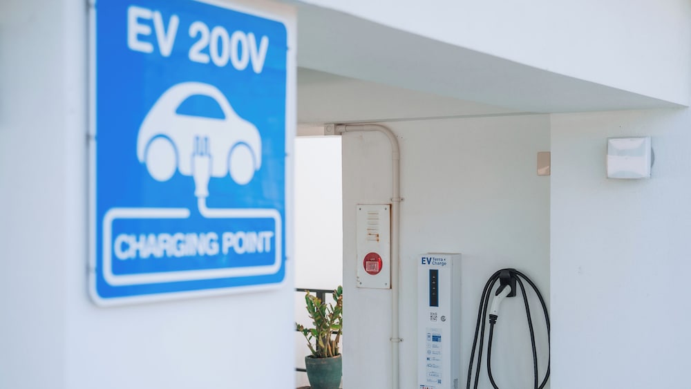 Electric vehicle charging station