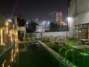 thumbnail: Outdoor dining