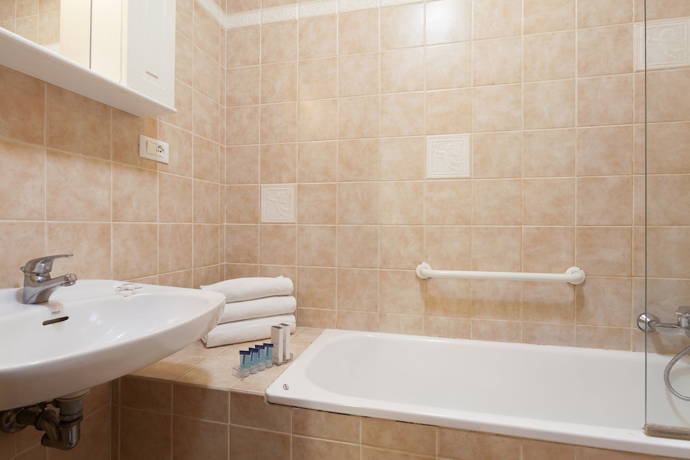 Deep soaking bathtub