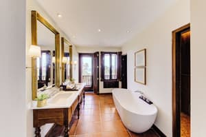 thumbnail: Bathroom amenities