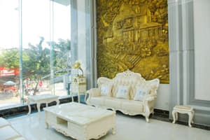 thumbnail: Lobby sitting area