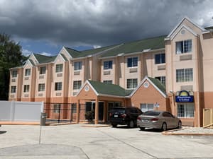 Days Inn & Suites by Wyndham Tampa/Raymond James Stadium