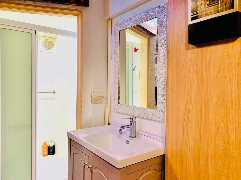 Bathroom sink
