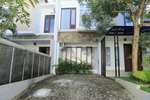 thumbnail: Front of property