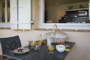 thumbnail: Outdoor dining