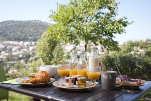 thumbnail: Outdoor dining