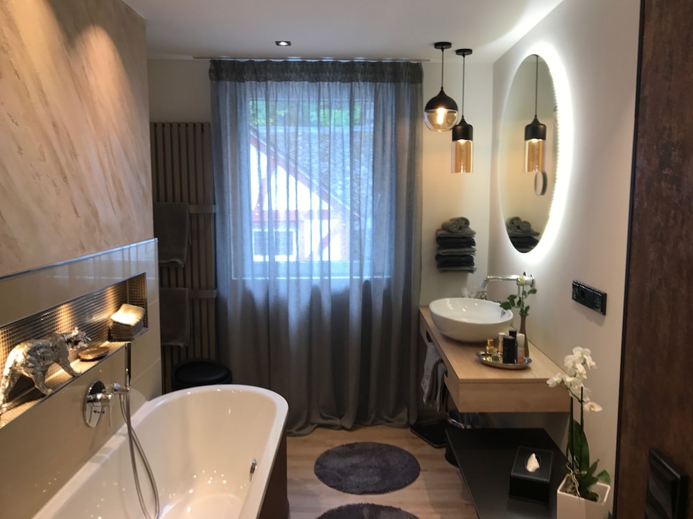 Deep soaking bathtub