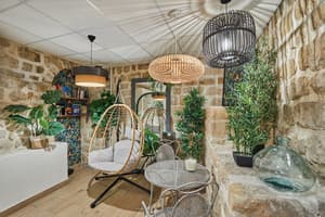 thumbnail: Lobby sitting area