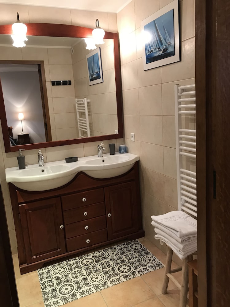 Bathroom sink