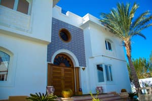 thumbnail: Front of property