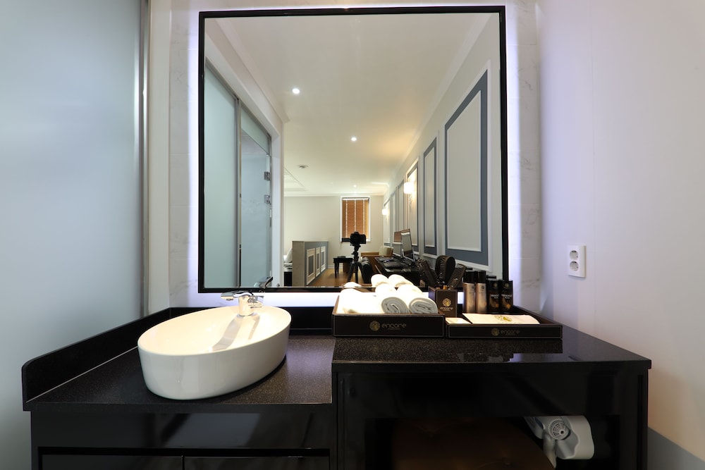Bathroom sink