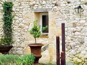 thumbnail: Exterior detail