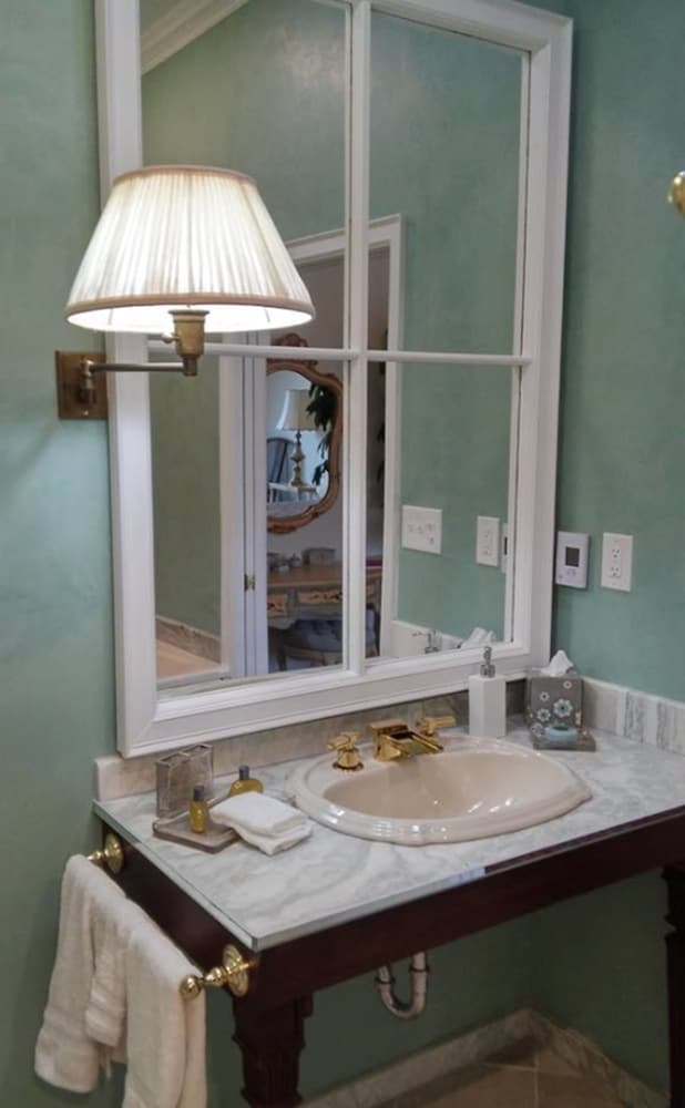 Bathroom sink