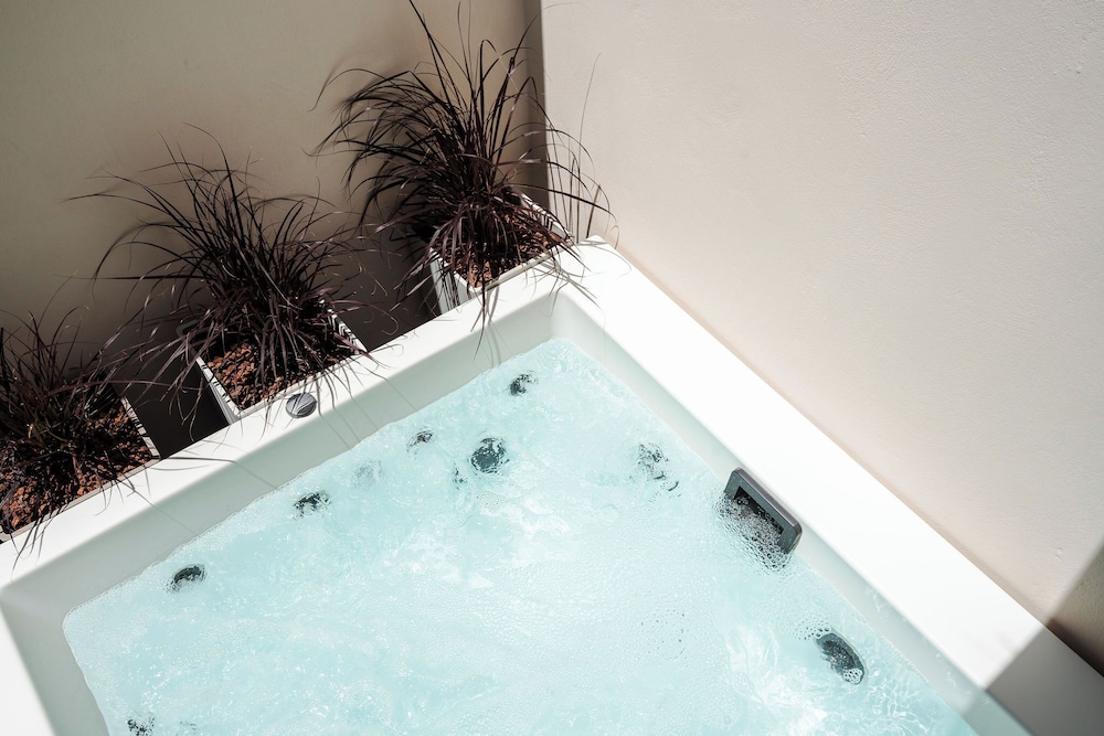 Private spa tub