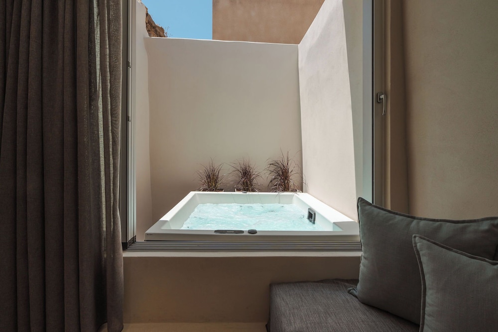 Private spa tub