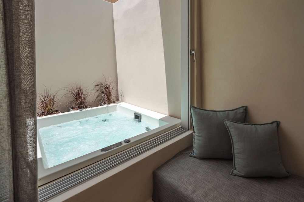 Private spa tub