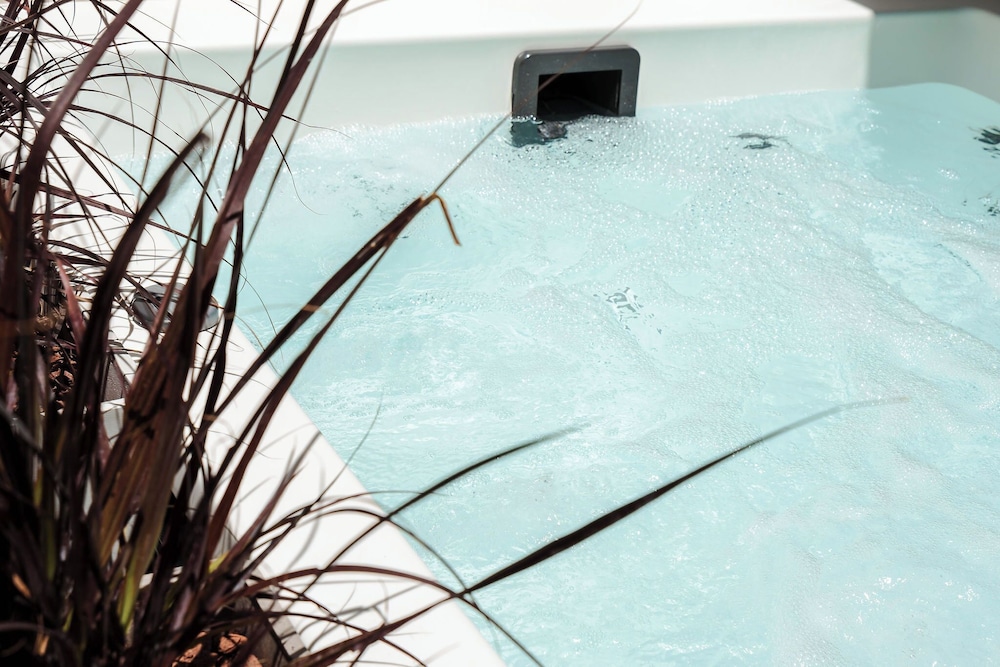 Private spa tub