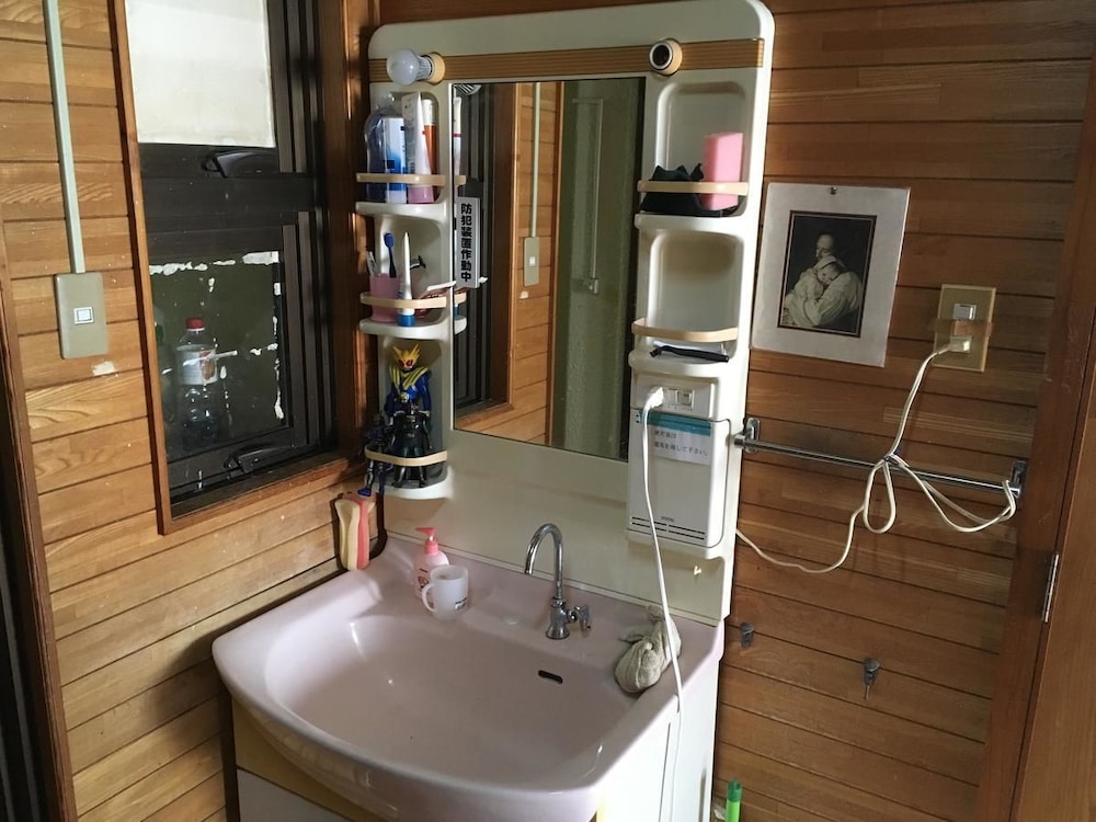 Bathroom sink