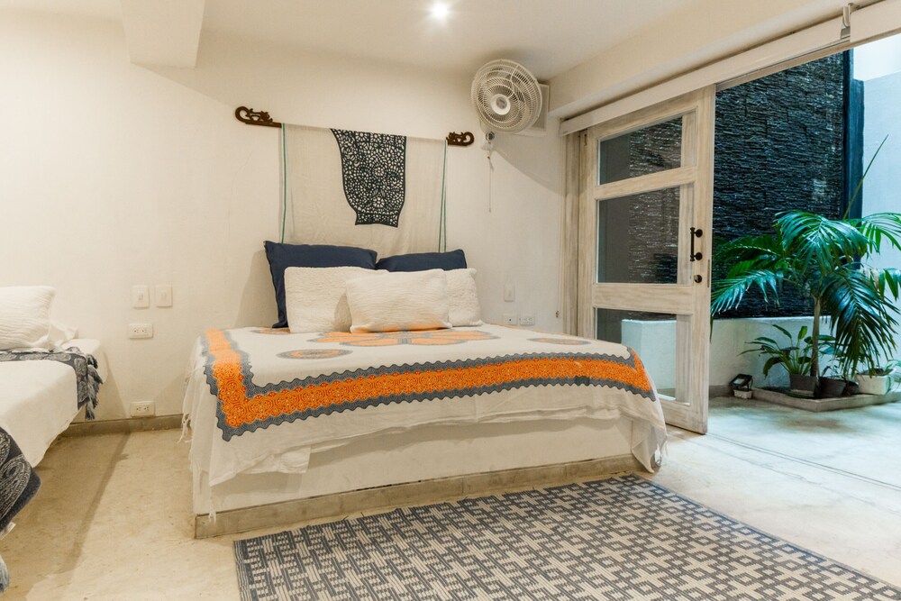 Deep soaking bathtub